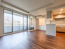 【神奈川県/横浜市西区宮ケ谷】パークスクエア三ツ沢公園B棟 東向きの大きな窓から日が差し込む開放的なリビング