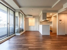 【神奈川県/横浜市西区宮ケ谷】パークスクエア三ツ沢公園B棟 リビング横にはたっぷり使える収納棚設置。