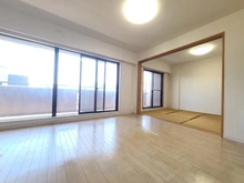 【神奈川県/横浜市保土ケ谷区神戸町】ナイスパークステイツ横濱天王町 南向き・約8.1ｍのワイドスパンにつき、陽当たり・通風良好！※CG加工により、家具を消しています。