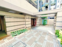 【神奈川県/横浜市神奈川区子安通】グーディッシュ新子安 【エントランスアプローチ】JR線「新子安」駅・京急線「京急新子安」駅の2路線2駅利用可能！通勤・通・・・