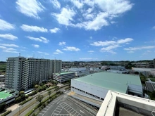 【東京都/稲城市若葉台】ファインストーリア　フラッグコート ルーフバルコニーからは若葉台駅方面を望めます