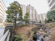 【東京都/世田谷区深沢】深沢ハウスK棟 敷地内は小川のせせらぎが聞こえる緑豊かな自然環境