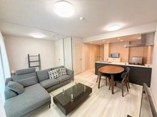 【東京都/多摩市鶴牧】ザ・グランクロス多摩センター 外観：シーンに合わせて間取りを変えられるウォールドアのあるリビング