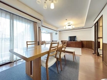 【神奈川県/横浜市港北区師岡町】ナイスグランドステージ大倉山 【リビングダイニング】南側の窓からたくさんの光が差し込む明るいリビングダイニング！ご家族みんな・・・