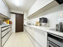 【神奈川県/横浜市港北区師岡町】ナイスグランドステージ大倉山 【キッチン】スライド収納付きキッチン。パスタ鍋や圧力鍋の出し入れもスムーズ♪上部にも棚がついた・・・