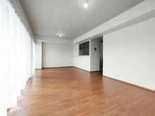 【神奈川県/横浜市港北区新羽町】ライオンズマンション大倉山新羽町 【リビング】ご家族の会話がはずむ、約15.0帖の開放的なＬＤＫ