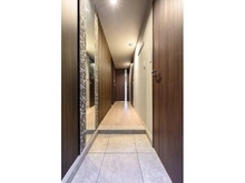 【神奈川県/横浜市港南区港南中央通】ベルジェンド横濱上大岡ミッドマークス シックな壁紙で統一された廊下！