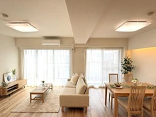 【神奈川県/横浜市磯子区原町】ナイスアーバン横濱根岸 光溢れる2面採光のリビング。明るい木目調の床が温かみを演出。※家具・調度品等は販売価格に含まれ・・・