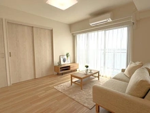 【神奈川県/横浜市磯子区原町】ナイスアーバン横濱根岸 隣接する洋室との間切りを開放すれば、広々スペースに！※家具・調度品等は販売価格に含まれません。