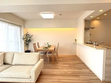 【神奈川県/横浜市磯子区原町】ナイスアーバン横濱根岸 ご家族の会話がはずむ、開放的なリビングダイニング。※家具・調度品等は販売価格に含まれません。