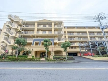 【神奈川県/鎌倉市梶原】グランシティ鎌倉梶原 外観：周囲は鮮やかな緑に囲まれた閑静な邸宅街。