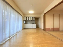 【神奈川県/横浜市都筑区大丸】グランノア港北の丘18番館 外観：広々とした15.6帖のリビングダイニングキッチン