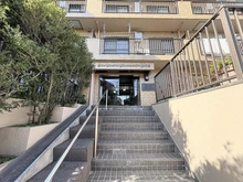 【神奈川県/川崎市宮前区小台】ライオンズマンション宮前平第3B棟 自転車を持ち運びしやすいスロープ付きです