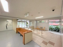 【東京都/中央区日本橋中洲】日商岩井日本橋浜町マンション ロビーにはスロープがあり、通行しやすくなっています。