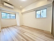 【東京都/中央区日本橋大伝馬町】ドマーニ人形町 約7.5帖の洋室は2面採光のお部屋です。