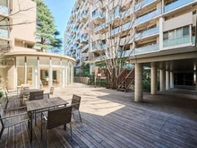 【東京都/狛江市和泉本町】グランドメゾン狛江J棟 緑豊かな中庭です。