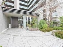 【東京都/世田谷区千歳台】プラウド世田谷千歳台 シンボルツリーにシダレザクラを配置しています。