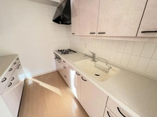 【東京都/渋谷区恵比寿西】代官山デュープレックス 【キッチン】収納豊富な吊戸棚付き、システムキッチン