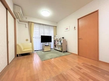 【埼玉県/川口市幸町】セザール川口幸町 約5.4帖の洋室、和室にはリビングを経由した動線となっております。