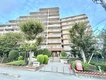 【埼玉県/川口市大字辻】鳩ケ谷スカイハイツ 外観：長谷工施工・管理のマンションです。