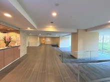 【埼玉県/川口市元郷】ビー・サイト 居住者で賑わうロビー、コンシェルジュサービス付き