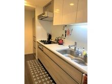 【埼玉県/川口市栄町】ブランズ川口栄町パークフロント 収納充実のキッチンです。