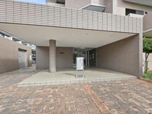 【埼玉県/川口市川口】東急ドエル・アルス川口五丁目壱番館 ホテルライクな大きな庇が特徴的なエントランスがございます。