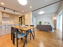 【神奈川県/川崎市宮前区宮崎】コートハウス宮前平 朝日差し込む明るいリビングです※家具は販売価格に含まれません