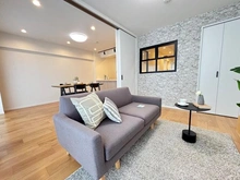 【神奈川県/川崎市宮前区宮崎】コートハウス宮前平 洋室を開放すれば広い空間として過ごせるリビング※家具は販売価格に含まれません