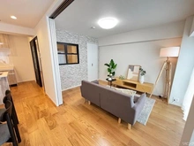 【神奈川県/川崎市宮前区宮崎】コートハウス宮前平 洋室を開放すれば広い空間として過ごせるリビング※家具は販売価格に含まれません