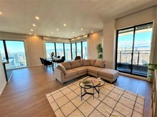 【大阪府/大阪市中央区安土町】シティタワー大阪本町 外観：大阪市内を見渡すリビング（家具はレンタル家具です）