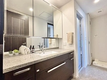 【大阪府/大阪市北区大淀南】グランドメゾン新梅田タワー 1500ｍｍの広々とした洗面台♪三面鏡で収納豊富♪