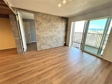 【大阪府/大阪市浪速区湊町】ローレルタワー難波 リビングの一面にエコカラットを採用