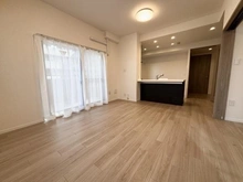 【大阪府/大阪市中央区瓦屋町】メロディーハイム高津公園グランロージュ 東、北に開口があり明るいリビング