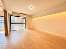 【大阪府/大阪市中央区内平野町】ロイヤルコーポ大手門 暖色系の間接照明で装飾された、暖かみのあるリビングです。