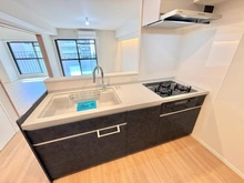 【大阪府/大阪市中央区内平野町】ロイヤルコーポ大手門 フロントオープンタイプで大容量の食洗機付きキッチンです。