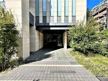 【大阪府/大阪市中央区備後町】ブランズタワー大阪備後町 エントランスアプローチの木々からは季節を感じられます。