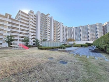 【東京都/大田区下丸子】東京サーハウスアクアポート 【外観】敷地内には広々とした芝生と遊具があり、お子様が安全に遊べる空間を確保。