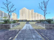 【東京都/大田区下丸子】東京サーハウスアクアポート 【共用部】ゆとりのあるランドスケープ。敷地内のベンチや散策路で、四季の移ろいを身近に感じられます。