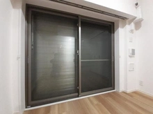 【東京都/大田区池上】日神デュオステージ池上 【洋室】電動シャッター付きで防犯面安心！窓からの熱の出入りを抑え、冷暖房の効率も向上します。