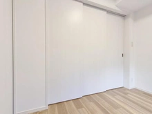 【東京都/大田区池上】日神デュオステージ池上 【洋室】レールレスの3枚引き戸を採用。お掃除がしやすく、床が分断されないことでお部屋を広く感じることができます！