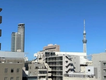 【東京都/墨田区両国】グローベル　ザ・スイート両国 10階共用廊下からの、東京スカイツリーを望む眺望（天候による）