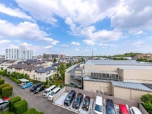 【東京都/府中市浅間町】サンマンションアトレ府中 所在階5階のワイドバルコニーからは、開放的な眺望