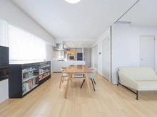 【東京都/府中市白糸台】シュロス府中武蔵野台シルクハウス リビングは南と東の２面彩光です（床暖房付き）