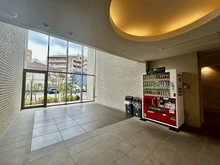 【東京都/府中市四谷】デュオヒルズ府中多摩川 １階ラウンジにはベンダーコーナー（自販機）があります