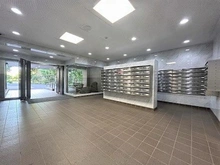 【東京都/府中市押立町】コープ府中武蔵野台3号棟 清掃が行き届いたきれいなエントランス周りです