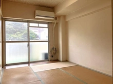 【神奈川県/横浜市戸塚区平戸】パールハイム東戸塚 和室約6帖。バルコニーに面した明るいお部屋です。