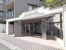 【神奈川県/横浜市戸塚区矢部町】ヴィルヌーブ戸塚 清潔感のあるエントランスです。防犯カメラも設置されており、毎日の暮らしに安心を添えてくれる佇ま・・・