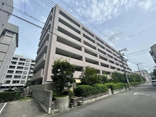 【大阪府/大阪市東淀川区豊里】ロイヤルアーク上新庄 外観：鉄筋コンクリー造り8階建て1階部分