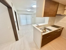【大阪府/吹田市千里丘北】マスターズマンション吹田千里丘中楽坊 外観：洗練された雰囲気に包まれた、優雅な寛ぎのリビング空間。